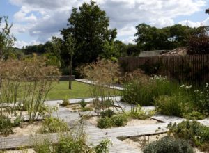 Jardin public à Gontaud-de-Nogaret (47) - F. Barot architecte-urbaniste, V. Leydier paysagiste, J.-J. Bousquet conducteur d'opération