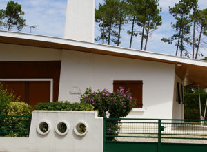 Un exemple d'un maison des années 1950 à 1975 à Arès (33) © CAUE de la Gironde